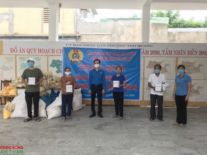 LĐLĐ TP Đà Nẵng: Nhiều hoạt động thiết thực đồng hành cùng người lao động mùa dịch LĐLĐ TP Đà Nẵng: Nhiều hoạt động thiết thực đồng hành cùng người lao động mùa dịch