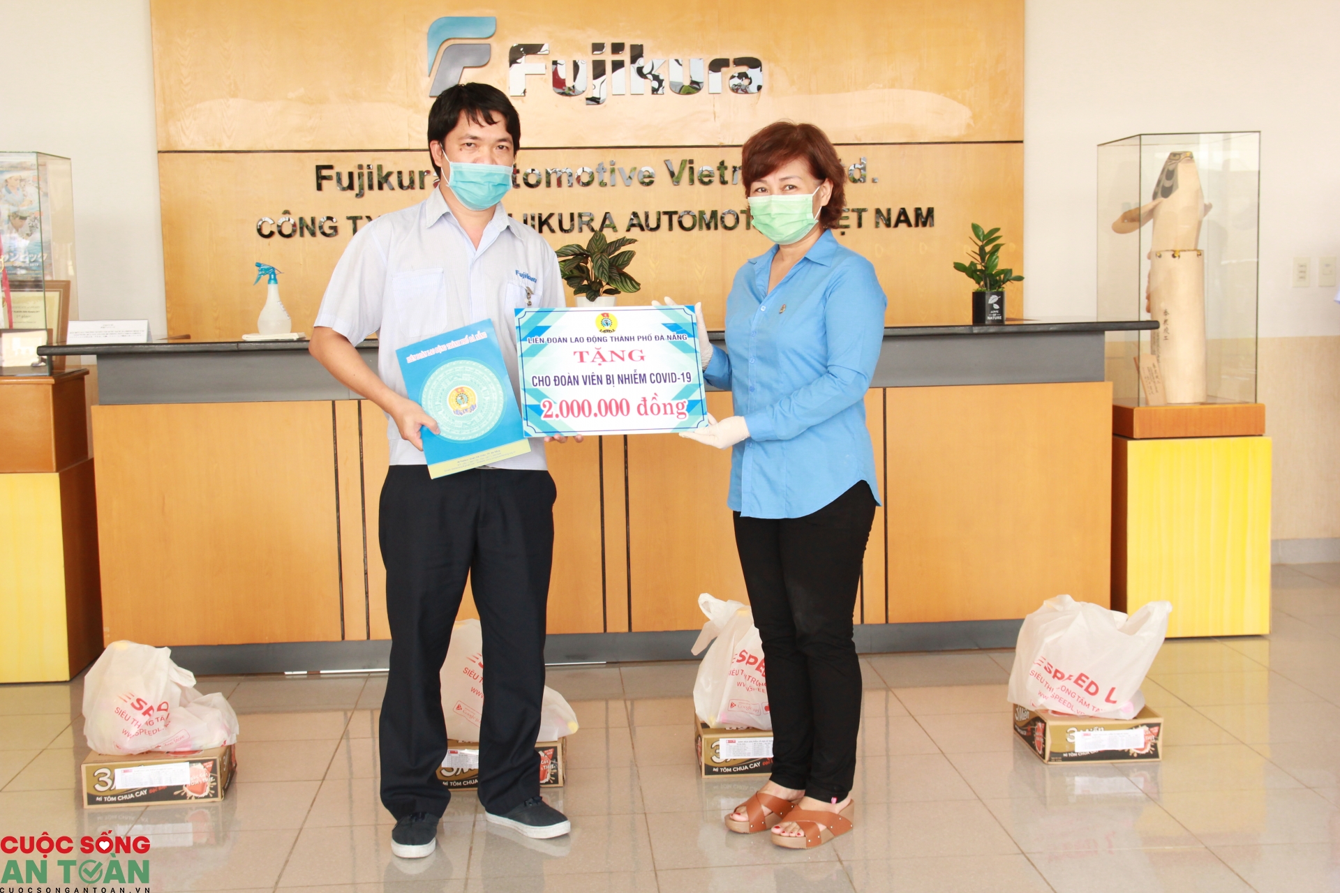 nhieu phan qua den tay nguoi lao dong bi anh huong do dich covid 19