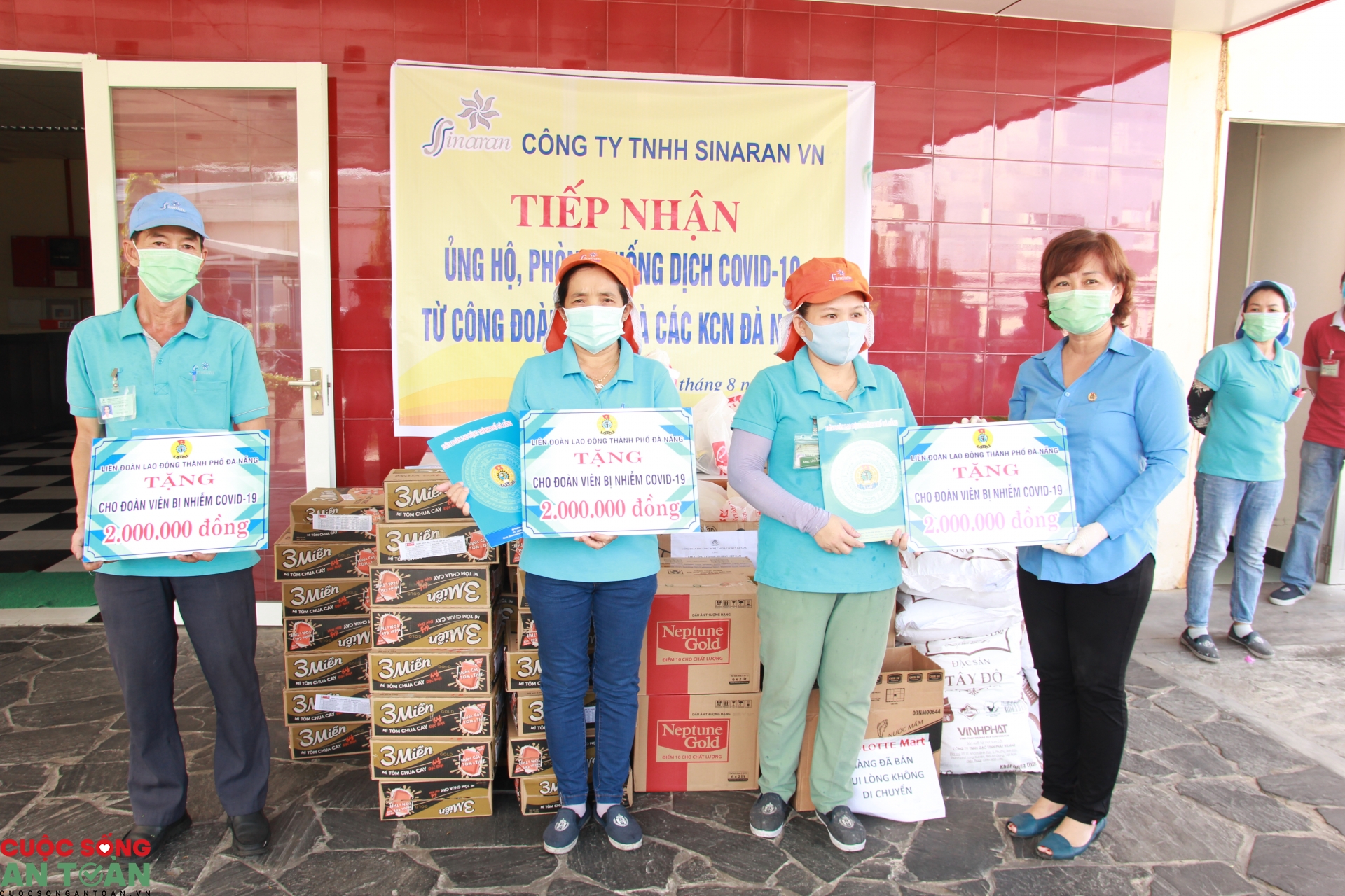 nhieu phan qua den tay nguoi lao dong bi anh huong do dich covid 19