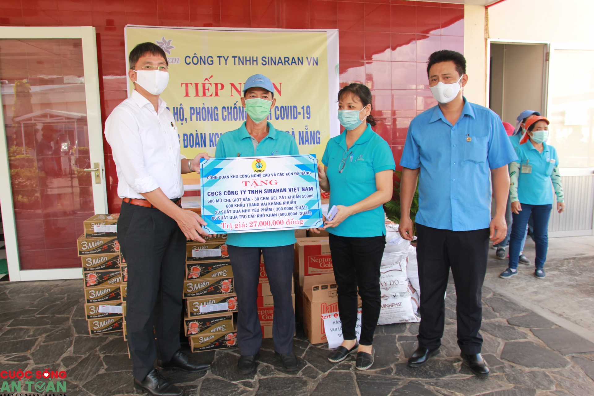 nhieu phan qua den tay nguoi lao dong bi anh huong do dich covid 19