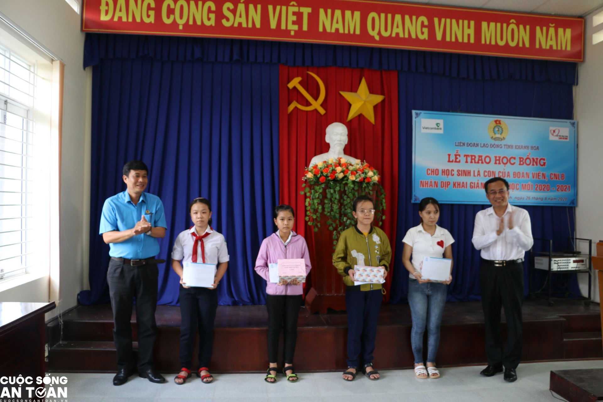 Niềm vui cho con đoàn viên công đoàn vượt khó học giỏi ở tỉnh Khánh Hòa