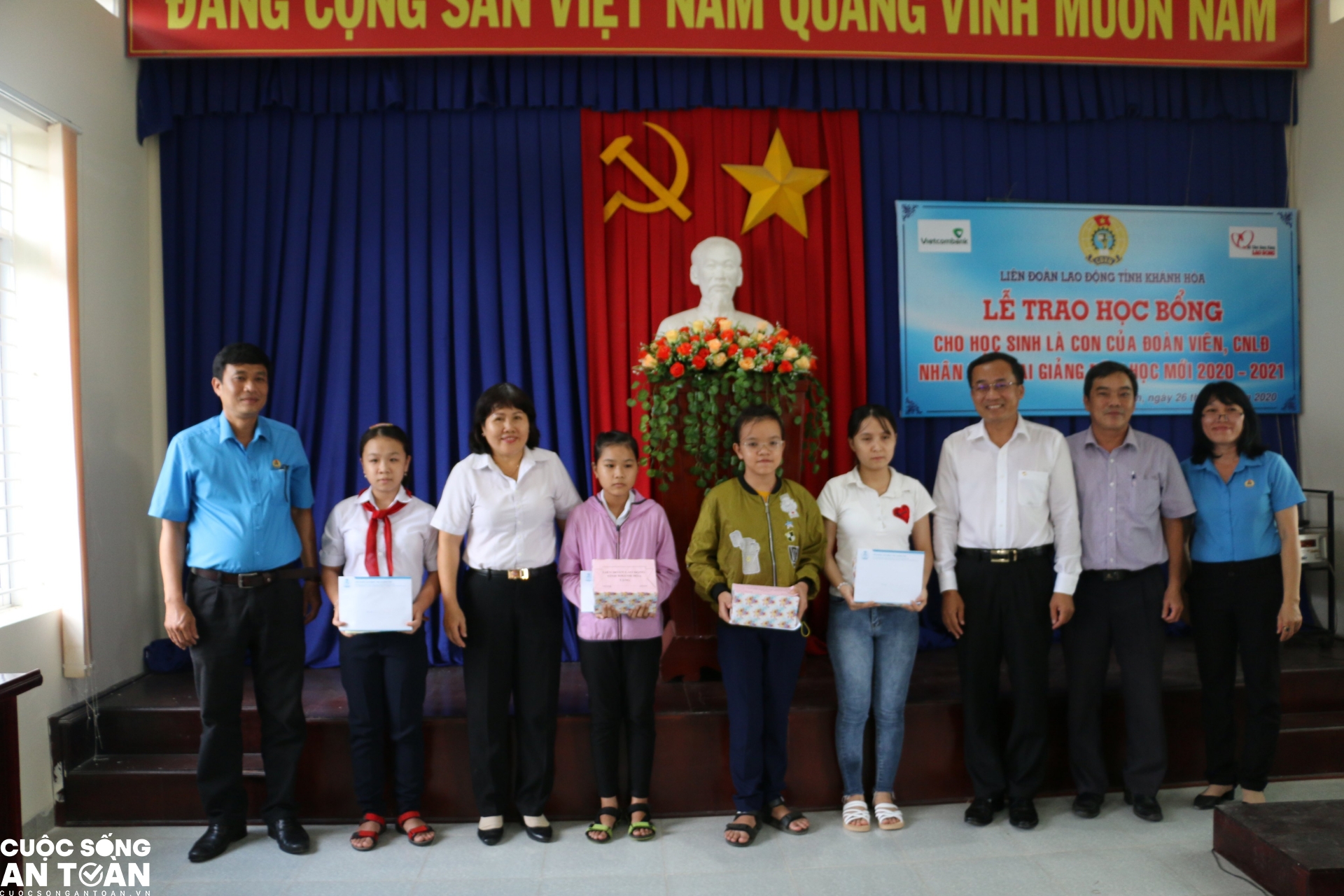 Niềm vui cho con đoàn viên công đoàn vượt khó học giỏi ở tỉnh Khánh Hòa