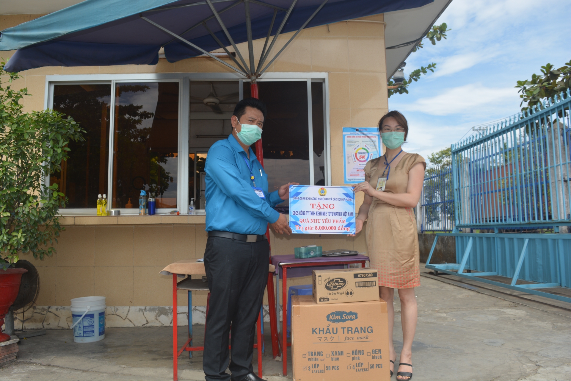 Đà Nẵng thăm, tặng quà đoàn viên, người lao động làm việc “3 tại chỗ”