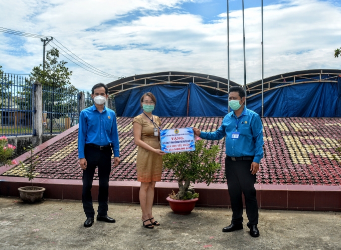 Đà Nẵng thăm, tặng quà đoàn viên, người lao động làm việc “3 tại chỗ”