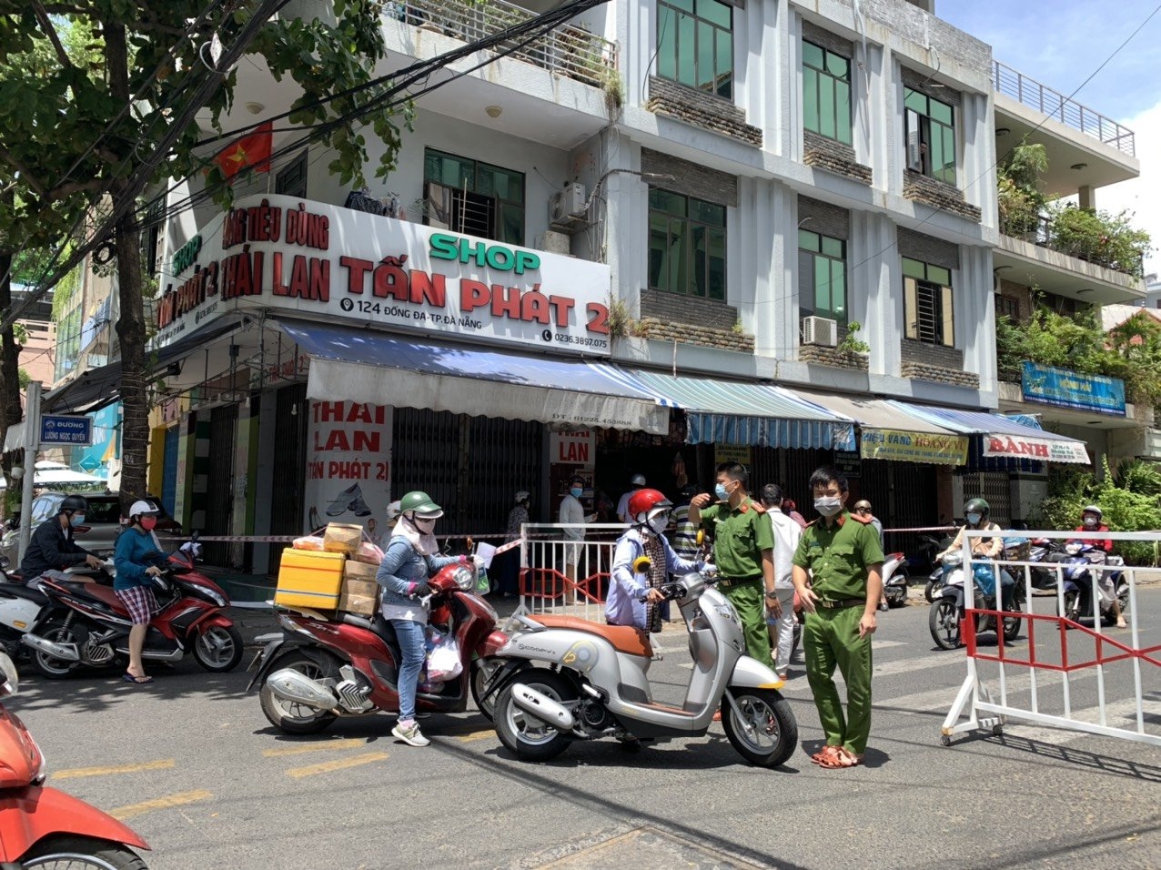 Bất chấp khuyến cáo, người dân Đà Nẵng ồ ạt đi dự trữ đồ Bất chấp khuyến cáo, người dân Đà Nẵng ồ ạt đi dự trữ đồ
