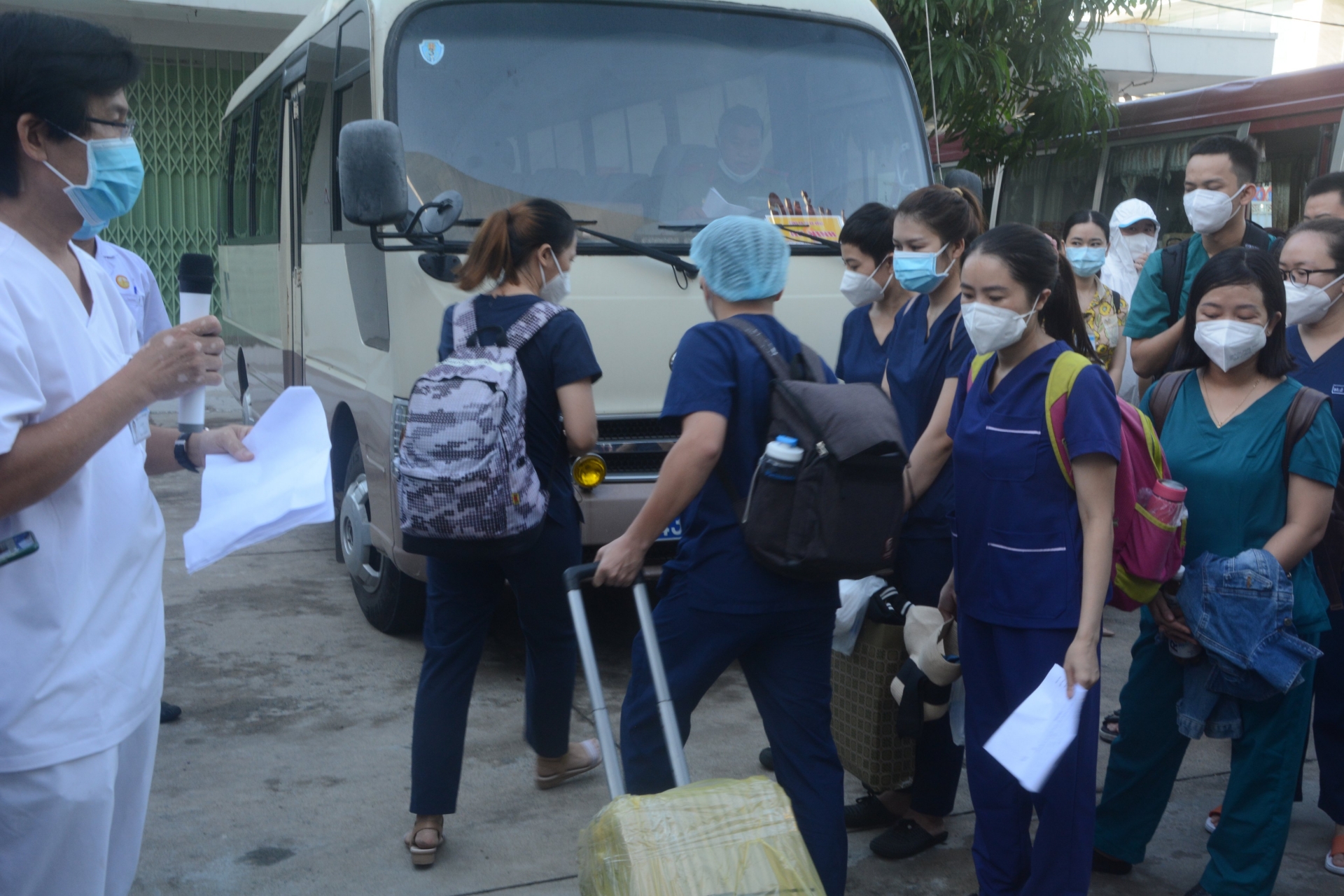 Các “chiến sĩ” áo trắng miền Trung chi viện cho TP. HCM Các “chiến sĩ” áo trắng miền Trung chi viện cho TP. HCM