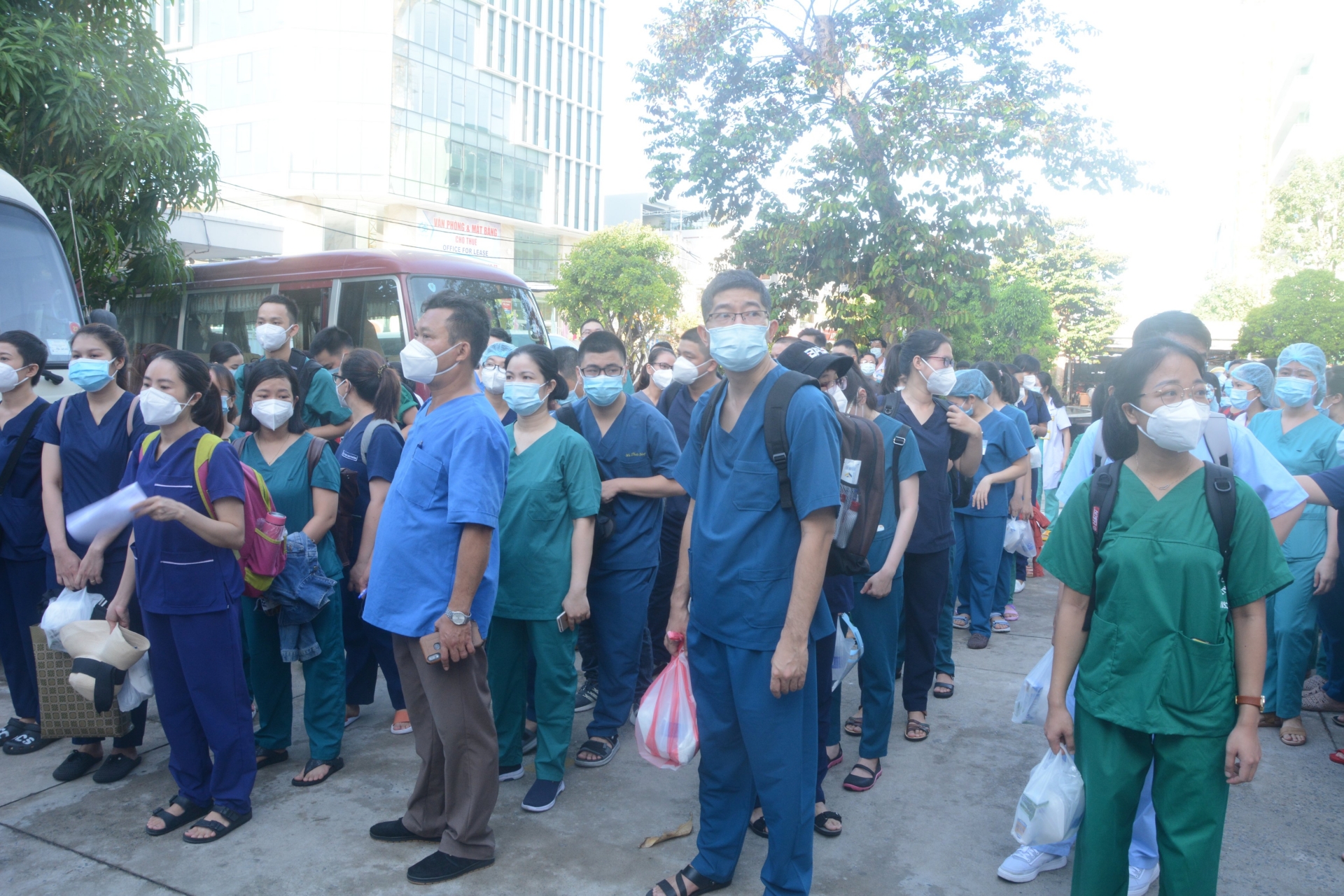 Các “chiến sĩ” áo trắng miền Trung chi viện cho TP. HCM Các “chiến sĩ” áo trắng miền Trung chi viện cho TP. HCM