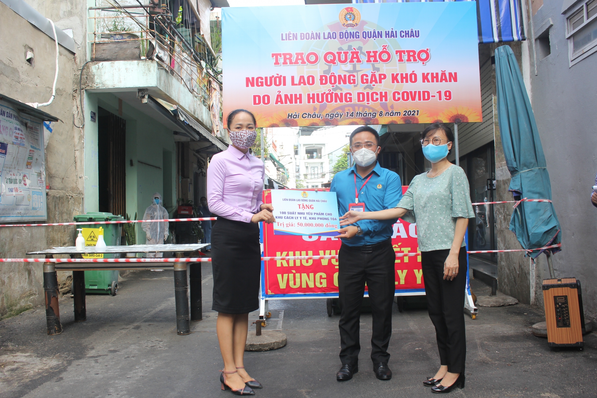 LĐLĐ Hải Châu: Trao hỗ trợ cho người lao động trong khu cách ly, phong tỏa