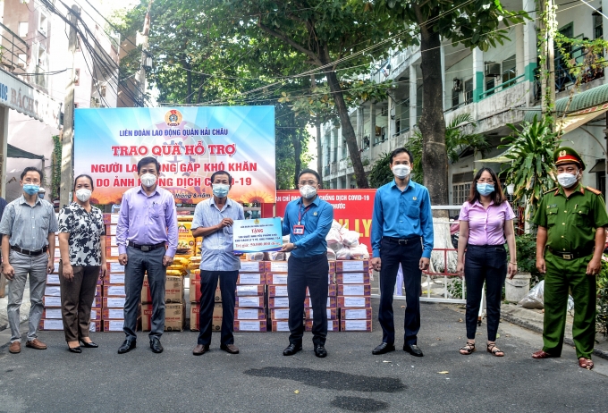LĐLĐ Hải Châu: Trao hỗ trợ cho người lao động trong khu cách ly, phong tỏa
