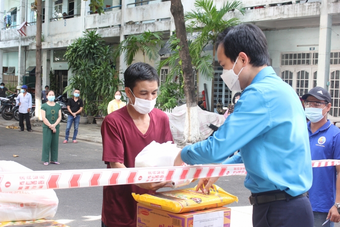 LĐLĐ Hải Châu: Trao hỗ trợ cho người lao động trong khu cách ly, phong tỏa