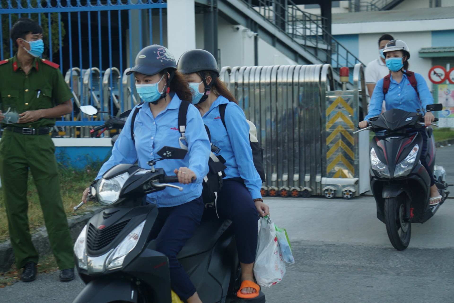 Tiếp tục 10 ngày "phong thành", Đà Nẵng cho phép giao ca "3 tại chỗ" ở các công ty Tiếp tục 10 ngày "phong thành", Đà Nẵng cho phép giao ca "3 tại chỗ" ở các công ty