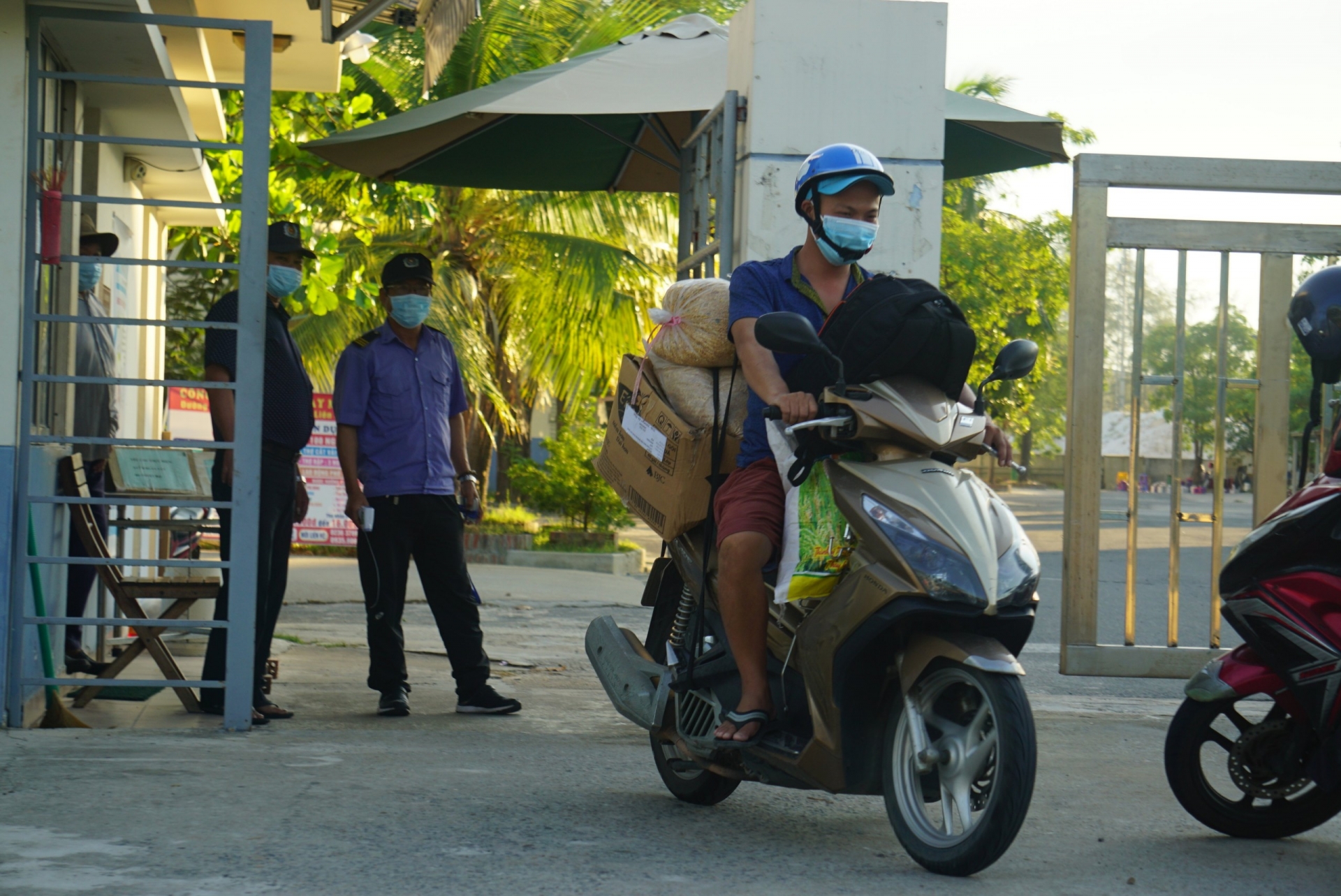 Tiếp tục 10 ngày "phong thành", Đà Nẵng cho phép giao ca "3 tại chỗ" ở các công ty Tiếp tục 10 ngày "phong thành", Đà Nẵng cho phép giao ca "3 tại chỗ" ở các công ty
