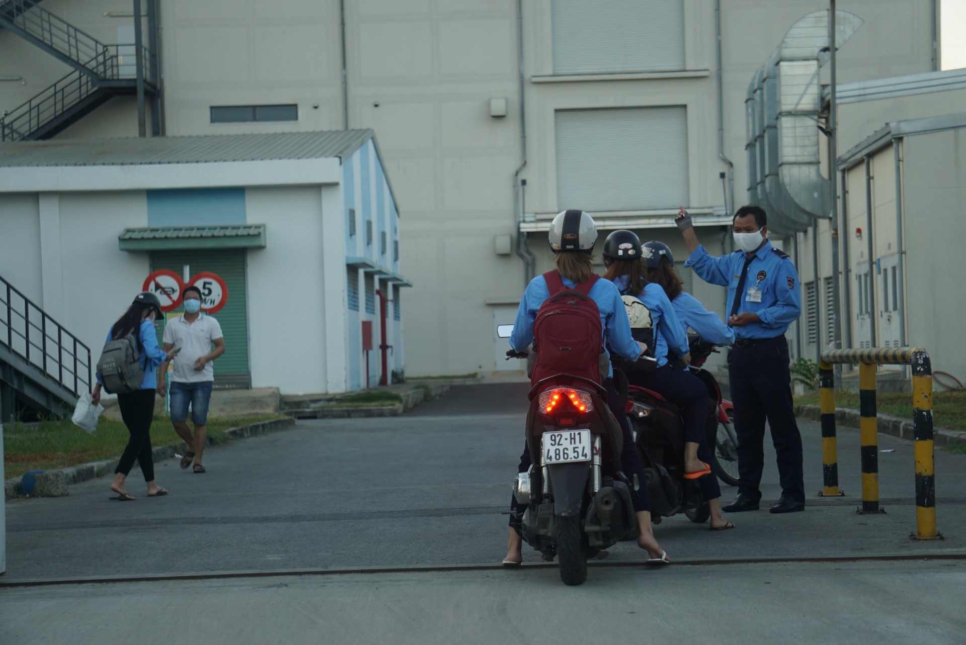 Tiếp tục 10 ngày "phong thành", Đà Nẵng cho phép giao ca "3 tại chỗ" ở các công ty Tiếp tục 10 ngày "phong thành", Đà Nẵng cho phép giao ca "3 tại chỗ" ở các công ty