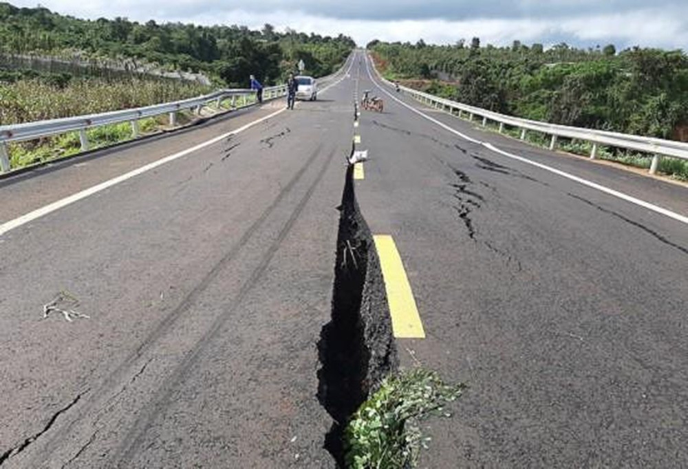 Đường 250 tỷ mới xong đã nứt: Loay hoay tìm nguyên nhân duong 250 ty moi xong da nut loay hoay tim nguyen nhan