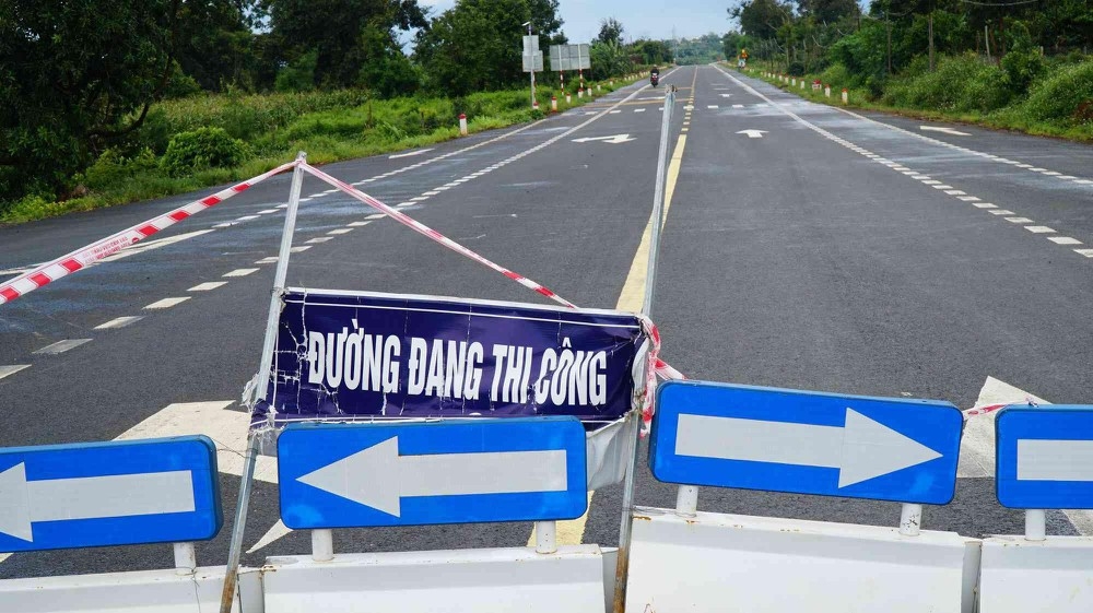 Đường 250 tỷ mới xong đã nứt: Loay hoay tìm nguyên nhân duong 250 ty moi xong da nut loay hoay tim nguyen nhan