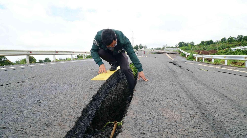 Đường 250 tỷ mới xong đã nứt: Loay hoay tìm nguyên nhân duong 250 ty moi xong da nut loay hoay tim nguyen nhan