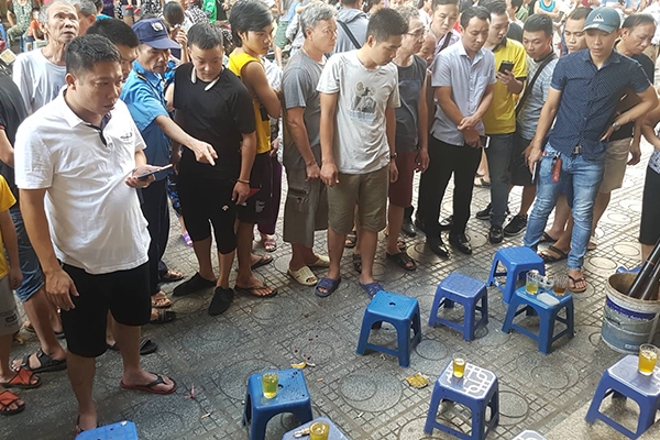 Nhiều người bị thương trong vụ nổ lớn ở chung cư HH Linh Đàm nhieu nguoi bi thuong trong vu no lon o chung cu linh dam