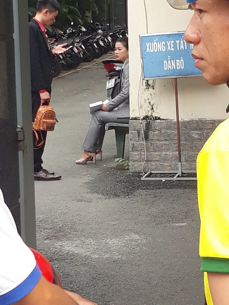 Người dân đi tố cáo Công ty Alibaba đành ra về vì là ngày nghỉ nguoi dan di to cao alibaba danh ra ve vi la ngay nghi