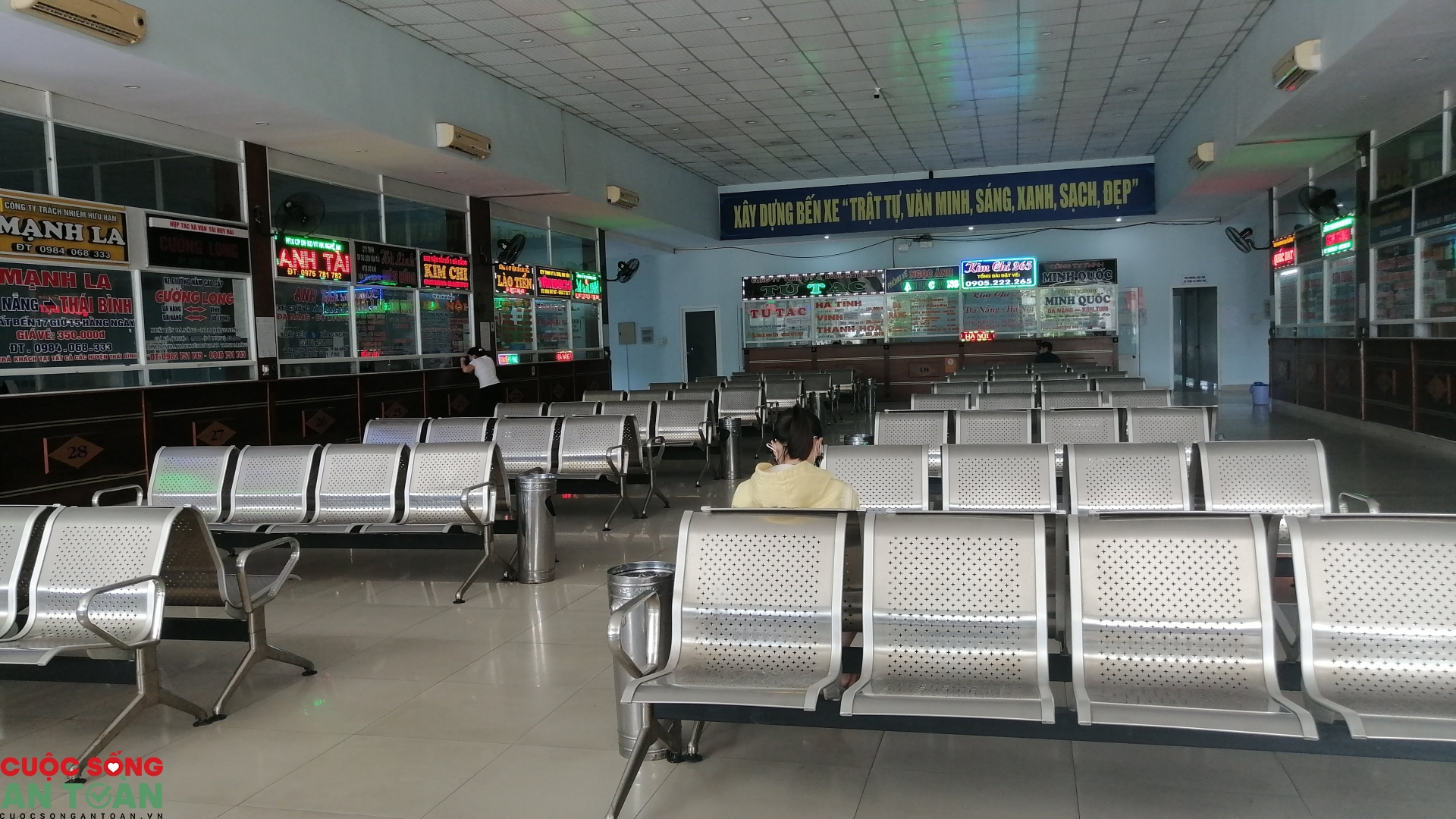 Bến xe ở Đà Nẵng vắng vẻ ngày đầu khôi phục hoạt động, người lao động vẫn còn e ngại