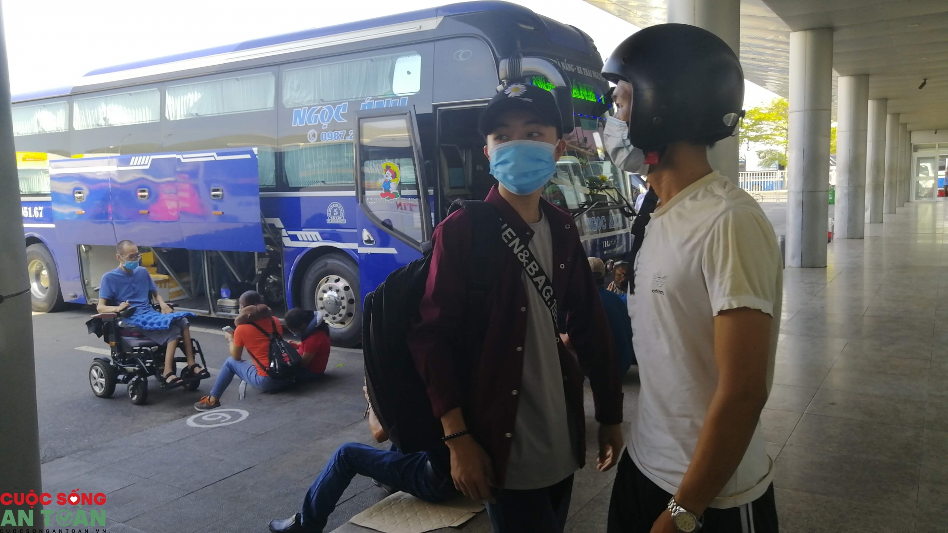 Bến xe ở Đà Nẵng vắng vẻ ngày đầu khôi phục hoạt động, người lao động vẫn còn e ngại