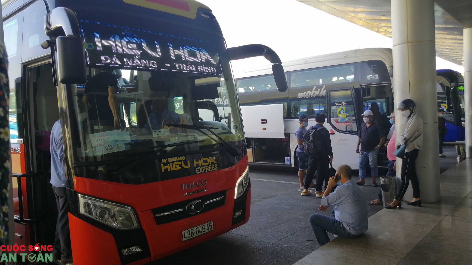 Bến xe ở Đà Nẵng vắng vẻ ngày đầu khôi phục hoạt động, người lao động vẫn còn e ngại