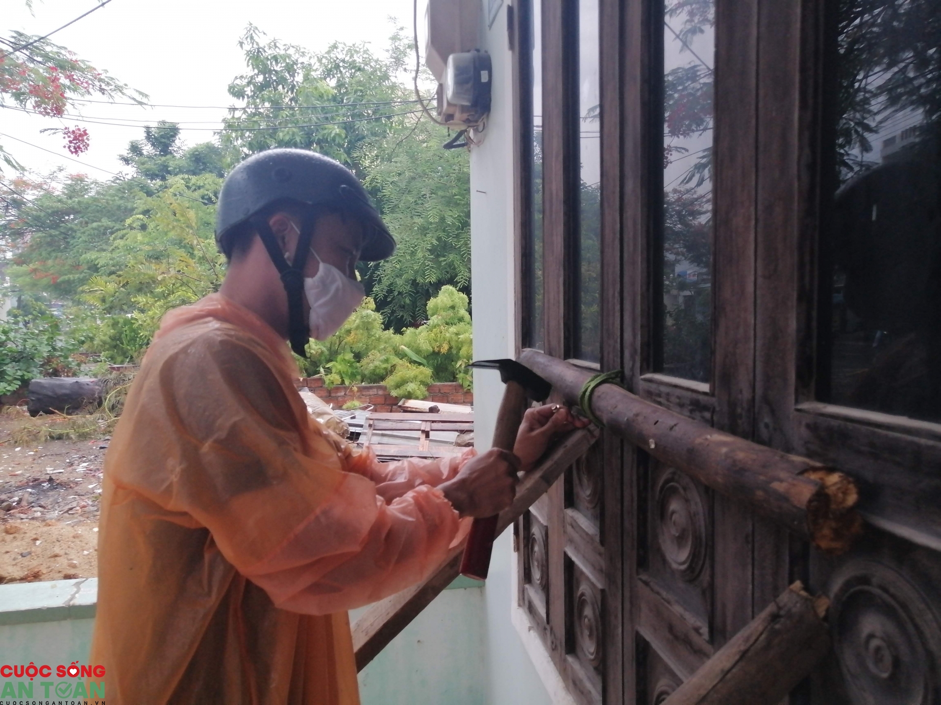 Hỗ trợ những mái nhà của công nhân trước bão số 5 Hỗ trợ những mái nhà của công nhân trước bão số 5