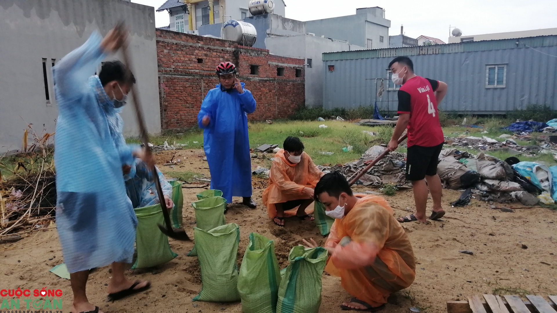 Hỗ trợ những mái nhà của công nhân trước bão số 5 Hỗ trợ những mái nhà của công nhân trước bão số 5