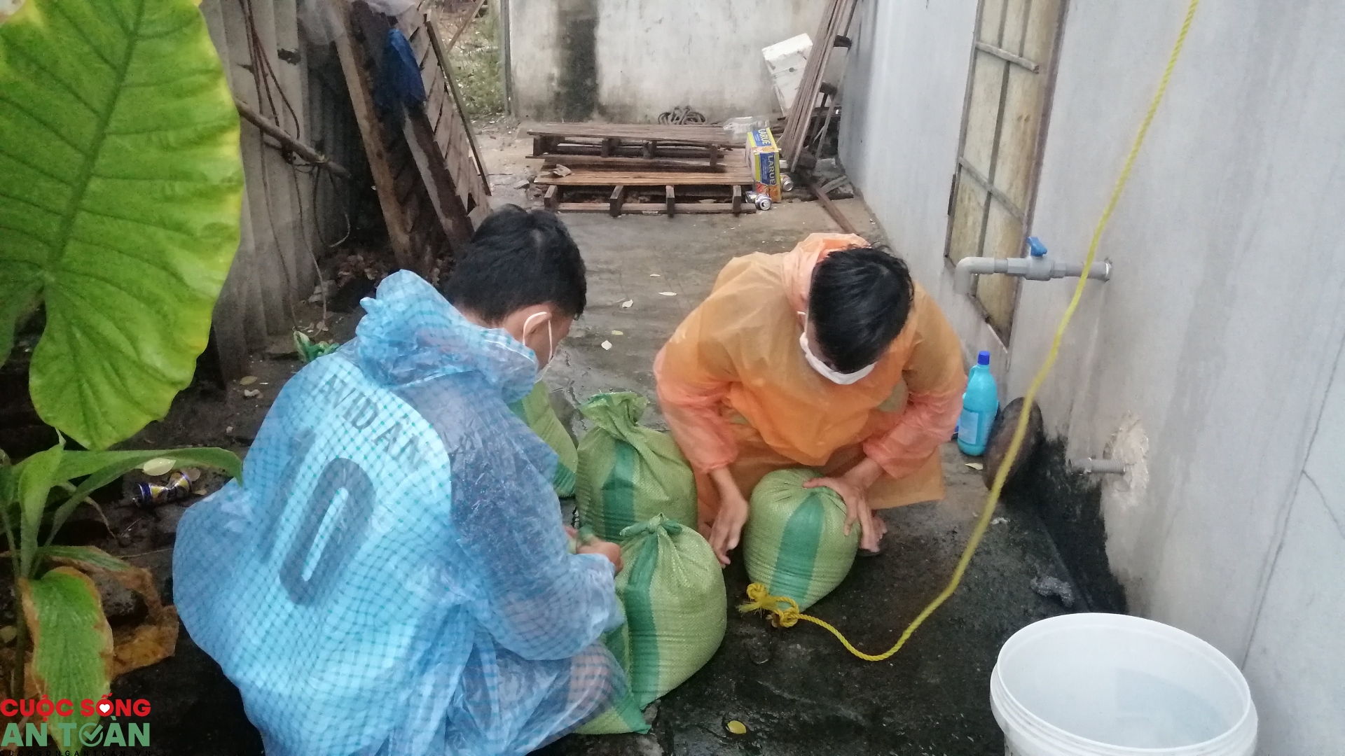 Hỗ trợ những mái nhà của công nhân trước bão số 5 Hỗ trợ những mái nhà của công nhân trước bão số 5