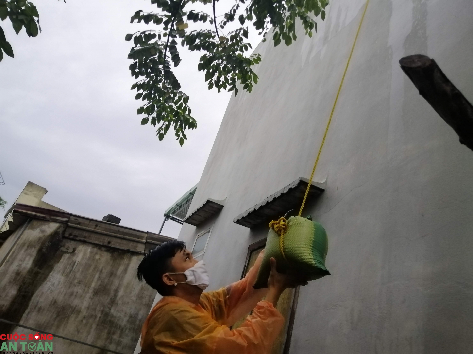 Hỗ trợ những mái nhà của công nhân trước bão số 5 Hỗ trợ những mái nhà của công nhân trước bão số 5