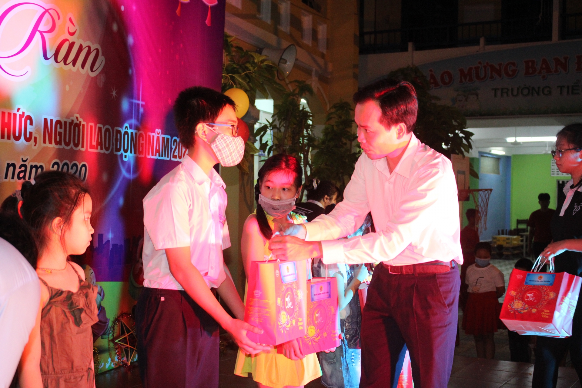 Rộn ràng “Đêm hội Trăng Rằm” cho con em người lao động thuộc quận Hải Châu Rộn ràng “Đêm hội Trăng Rằm” cho con em người lao động thuộc quận Hải Châu