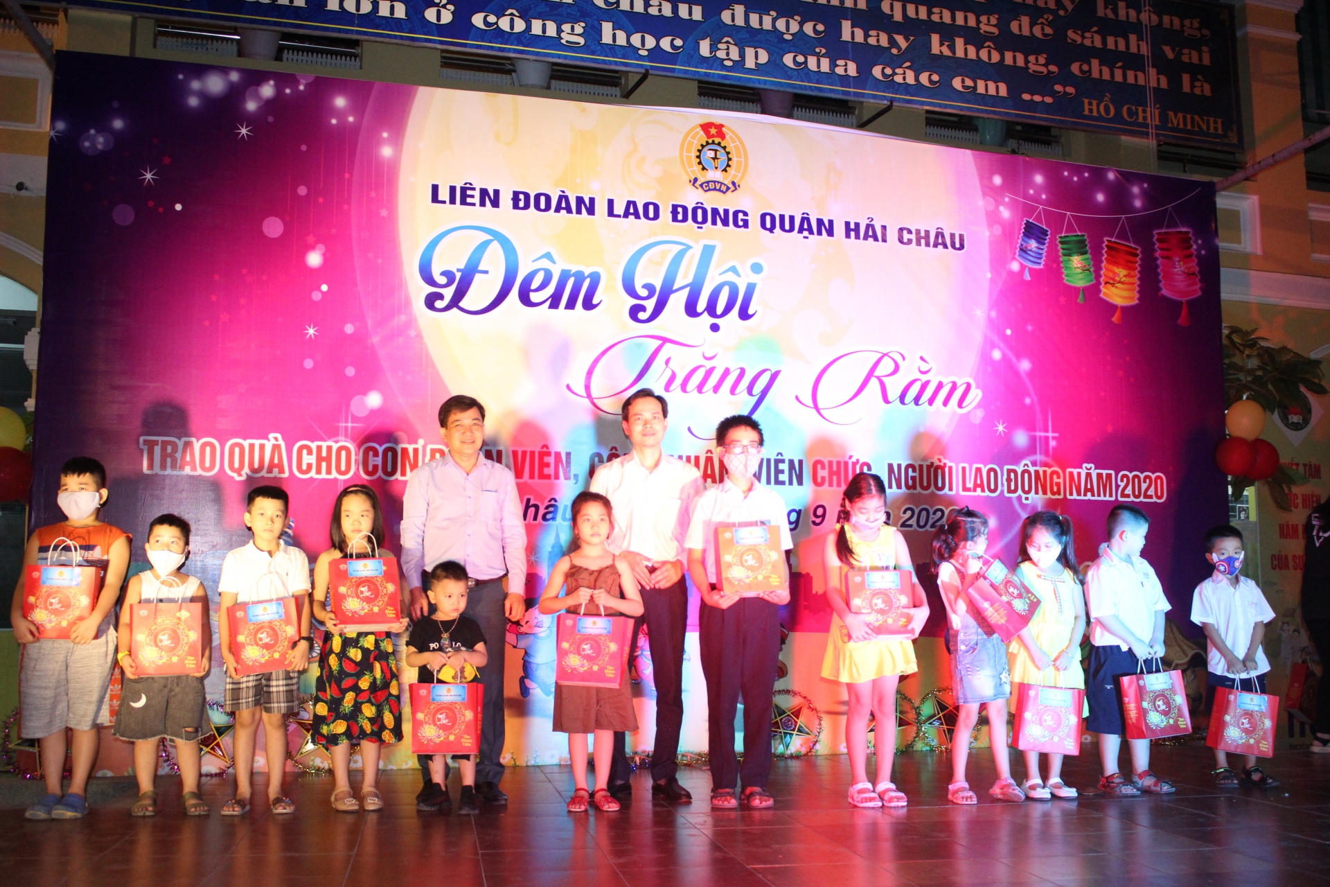 Rộn ràng “Đêm hội Trăng Rằm” cho con em người lao động thuộc quận Hải Châu Rộn ràng “Đêm hội Trăng Rằm” cho con em người lao động thuộc quận Hải Châu