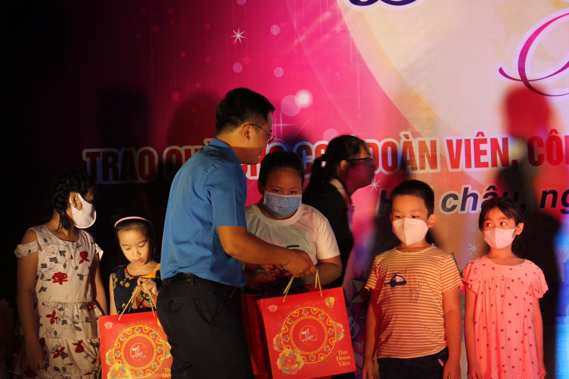 Rộn ràng “Đêm hội Trăng Rằm” cho con em người lao động thuộc quận Hải Châu Rộn ràng “Đêm hội Trăng Rằm” cho con em người lao động thuộc quận Hải Châu