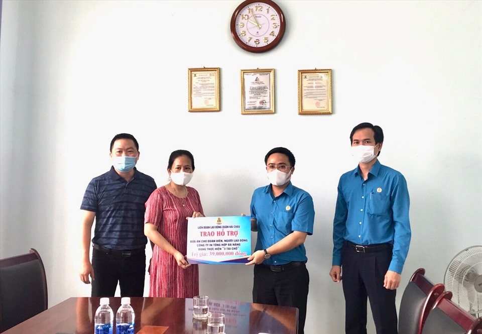 Người lao động "3 tại chỗ" vui mừng khi được LĐLĐ Đà Nẵng hỗ trợ Người lao động "3 tại chỗ" vui mừng khi được LĐLĐ Đà Nẵng hỗ trợ