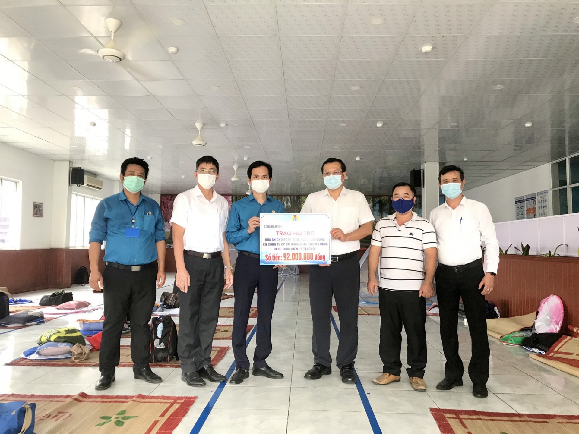 Người lao động "3 tại chỗ" vui mừng khi được LĐLĐ Đà Nẵng hỗ trợ Người lao động "3 tại chỗ" vui mừng khi được LĐLĐ Đà Nẵng hỗ trợ