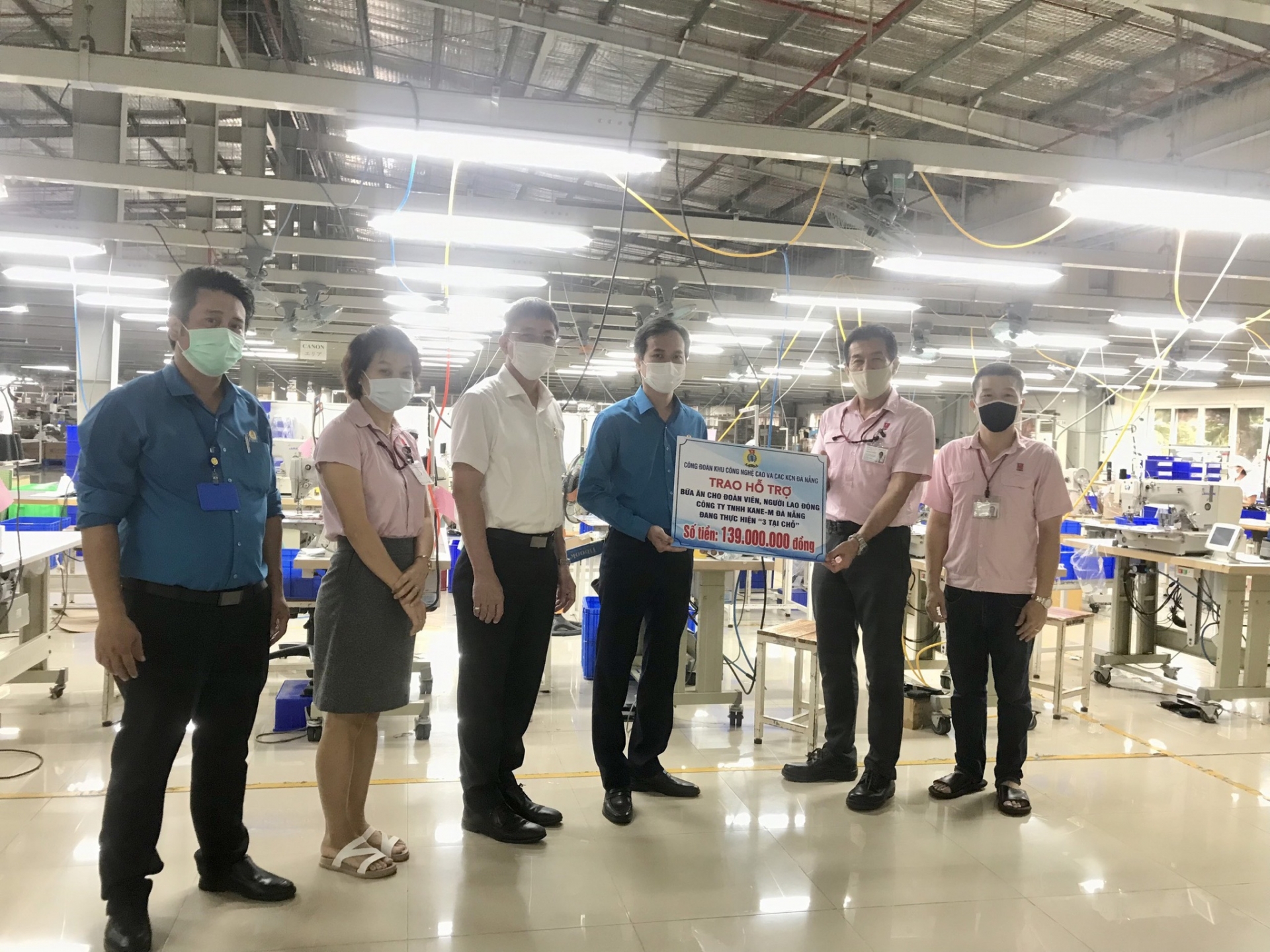 Người lao động "3 tại chỗ" vui mừng khi được LĐLĐ Đà Nẵng hỗ trợ Người lao động "3 tại chỗ" vui mừng khi được LĐLĐ Đà Nẵng hỗ trợ