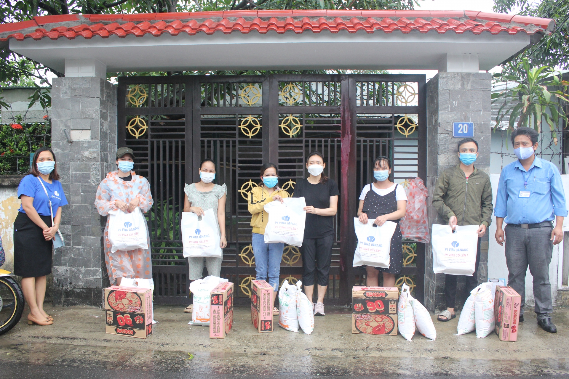 Chia sẻ khó khăn với người lao động tạm nghỉ việc