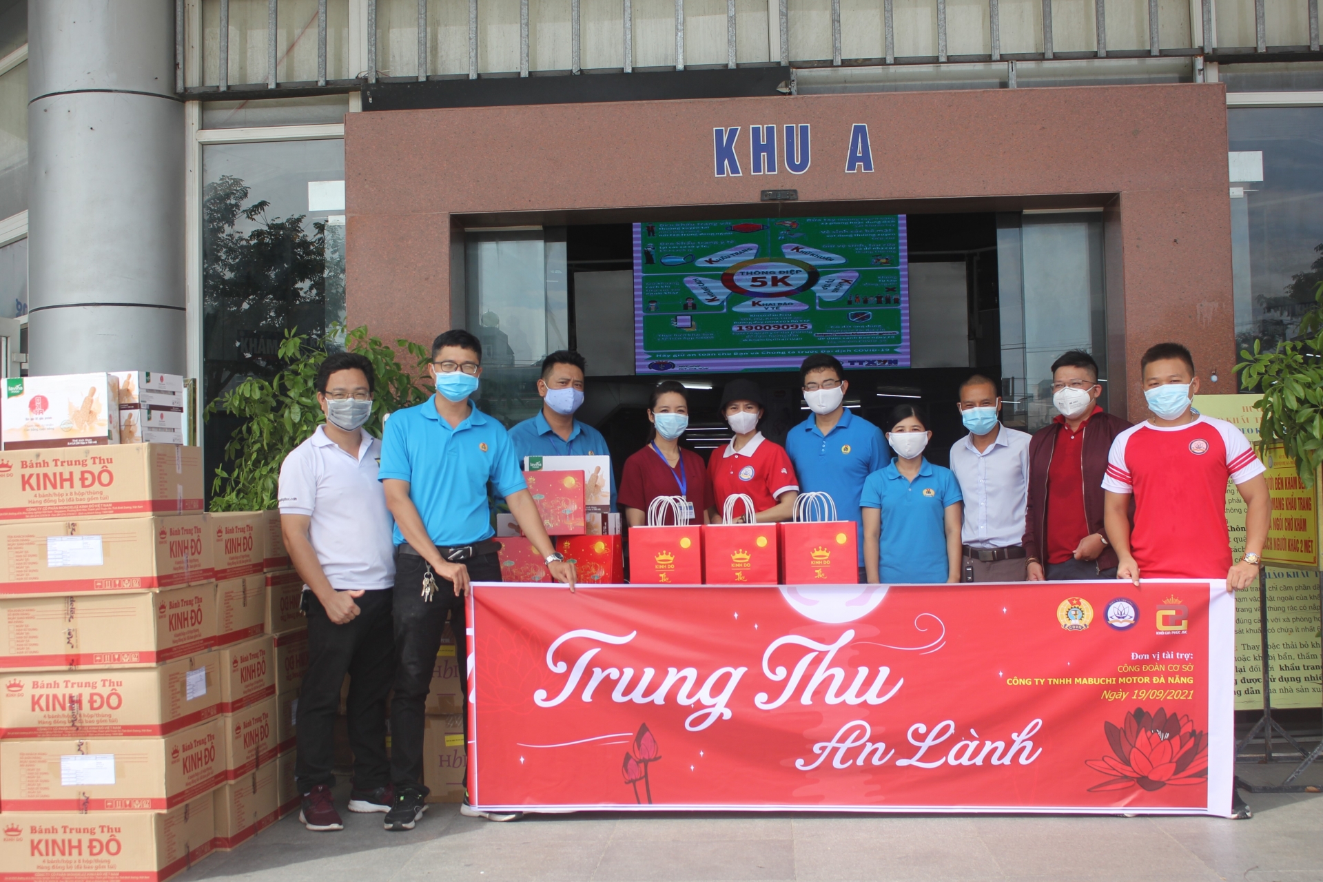 Mang niềm vui Tết Trung thu đến những trẻ em không may mắn