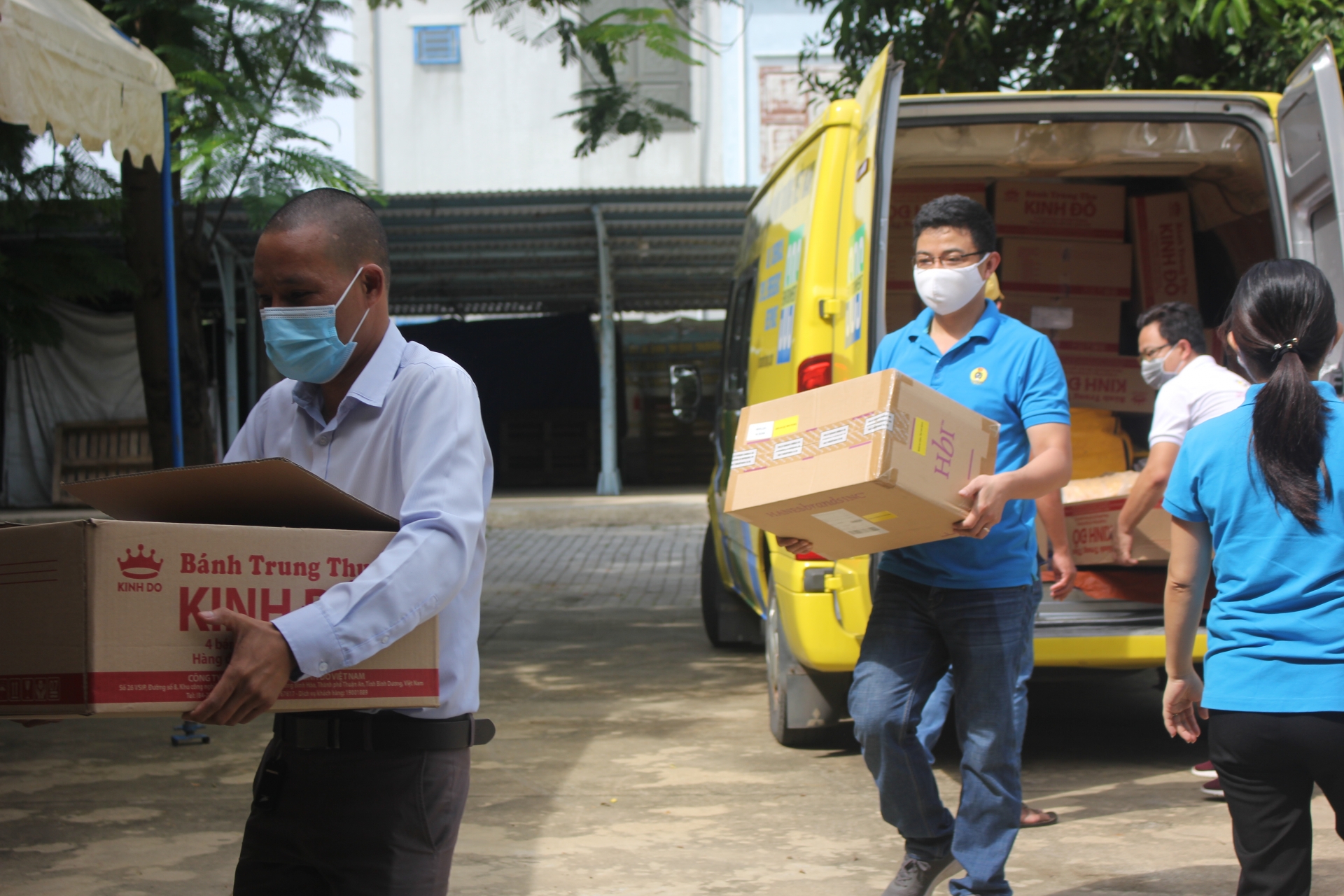 Mang niềm vui Tết Trung thu đến những trẻ em không may mắn