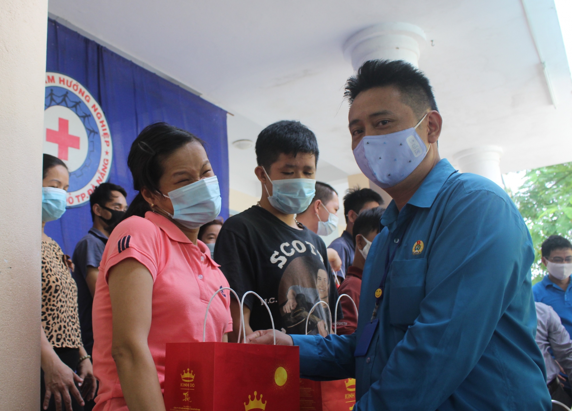 Mang niềm vui Tết Trung thu đến những trẻ em không may mắn