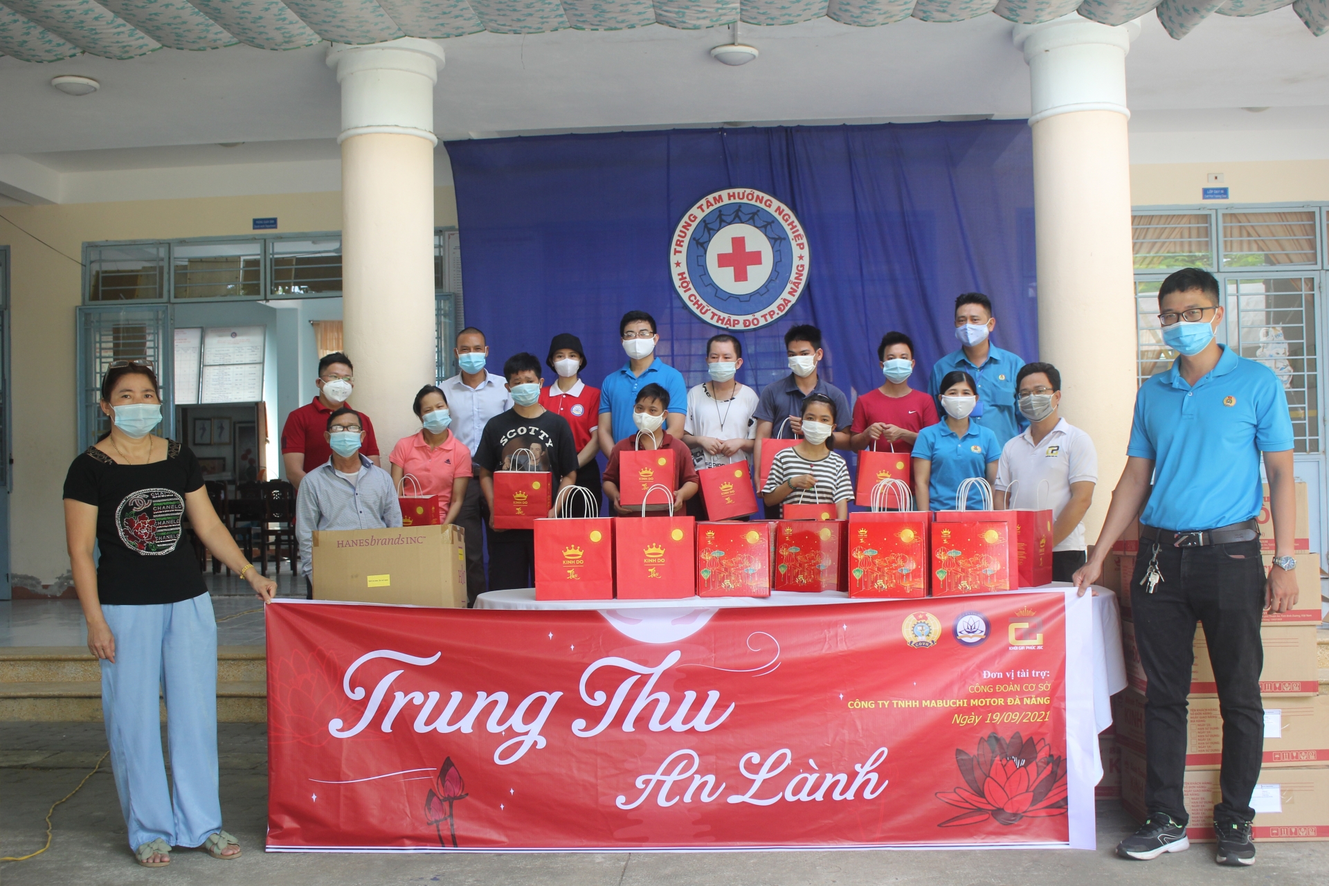 Mang niềm vui Tết Trung thu đến những trẻ em không may mắn