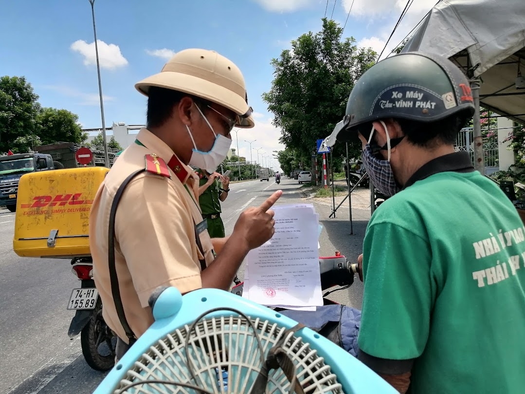 Gian nan xin giấy xác nhận để ra khỏi thành phố Đà Nẵng Gian nan xin giấy xác nhận để ra khỏi thành phố Đà Nẵng