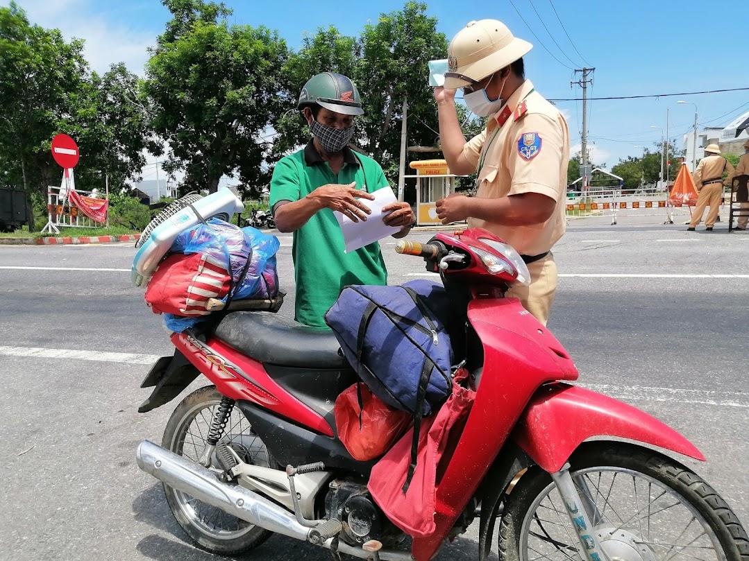 Gian nan xin giấy xác nhận để ra khỏi thành phố Đà Nẵng Gian nan xin giấy xác nhận để ra khỏi thành phố Đà Nẵng