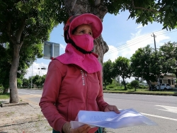 Người mẹ bật khóc tại chốt khi không thể vào Đà Nẵng chăm con khuyết tật sắp sinh