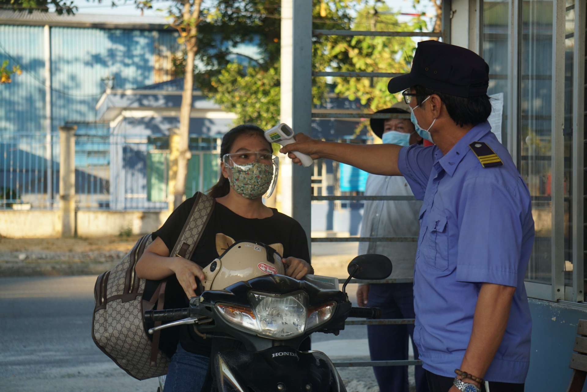 Người lao động Đà Nẵng ngóng chờ ngày được trở lại sản xuất