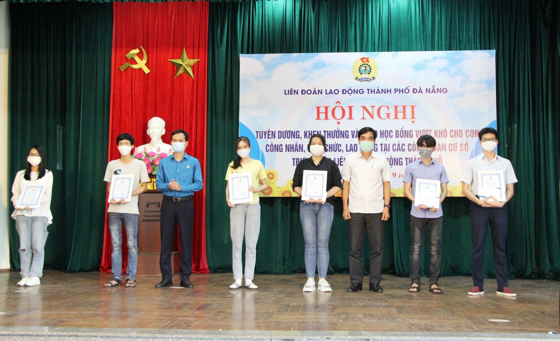 Công đoàn Đà Nẵng biểu dương con công nhân, viên chức, lao động vượt khó học giỏi Công đoàn Đà Nẵng biểu dương con công nhân, viên chức, lao động vượt khó học giỏi