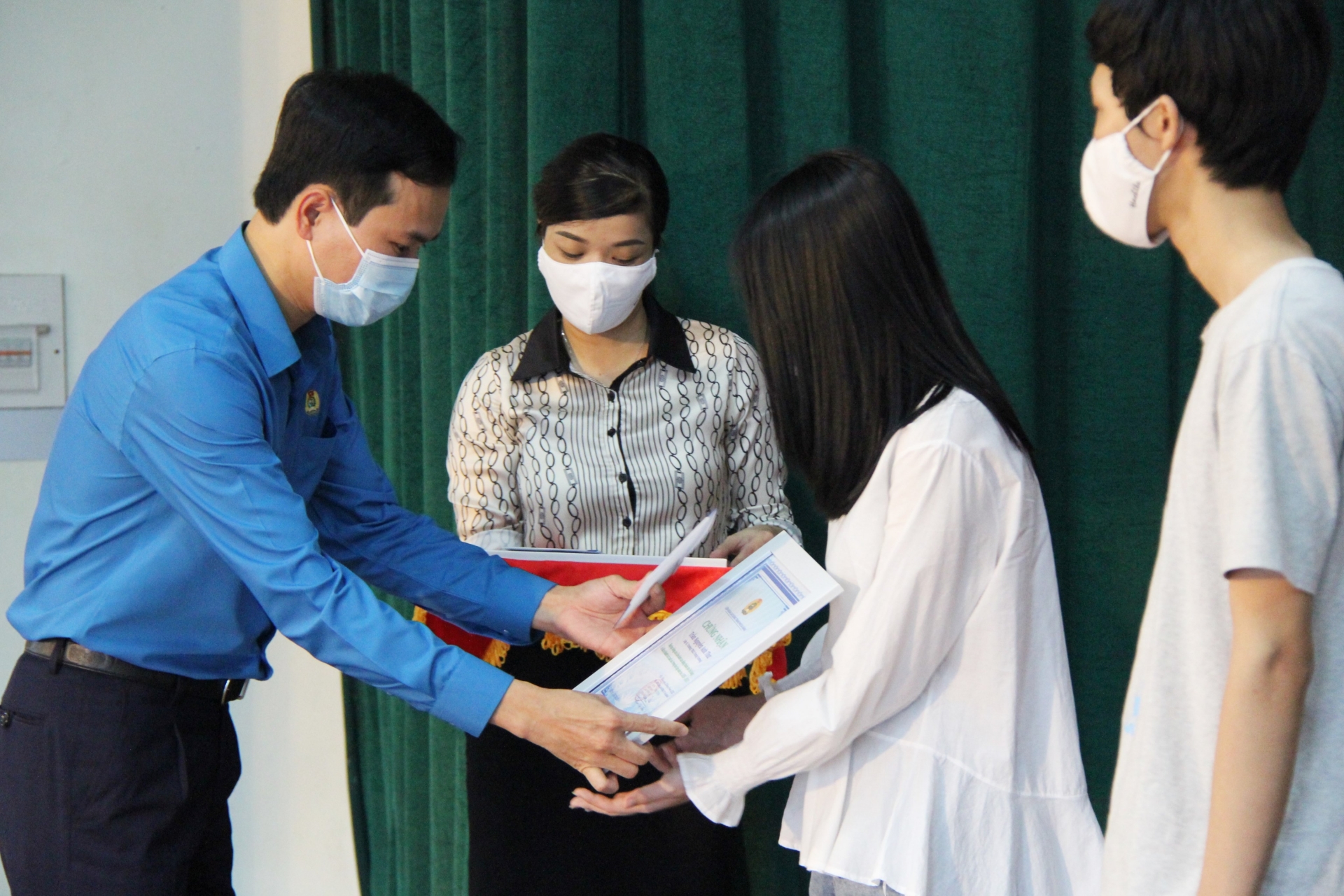 Công đoàn Đà Nẵng biểu dương con công nhân, viên chức, lao động vượt khó học giỏi Công đoàn Đà Nẵng biểu dương con công nhân, viên chức, lao động vượt khó học giỏi