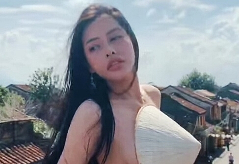 quang nam de nghi dieu tra co gai khoe than o di san hoi an