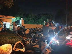 Bức xúc vì nam công nhân chết bất thường, người thân đưa thi thể đến công ty đòi làm rõ