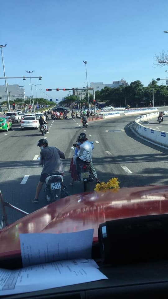 anh dung xe treu nguoi tu than tren lan gom xe tai o da nang gay bao mang