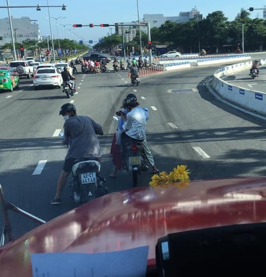 Ảnh dừng xe trêu ngươi tử thần trên làn gom xe tải ở Đà Nẵng gây bão mạng